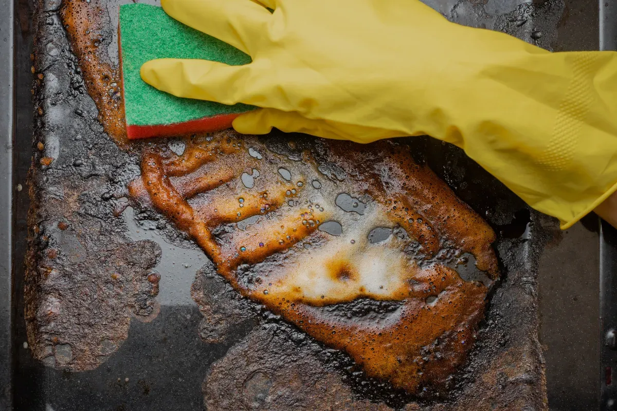 De ultieme gids voor het schoonmaken van vettige bakplaten