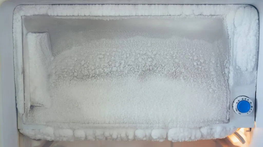 Zo verwijder je snel ijsophoping in de vriezer — een slimme truc