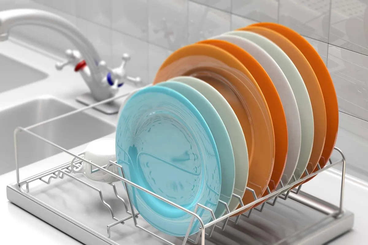 Stap over op wandgemonteerde afdruiprekken voor een moderne keuken