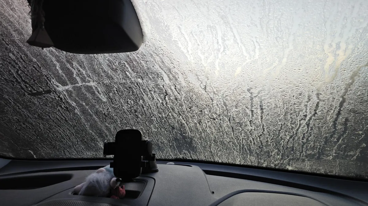 Zo voorkom je bevroren autoruiten in de winter