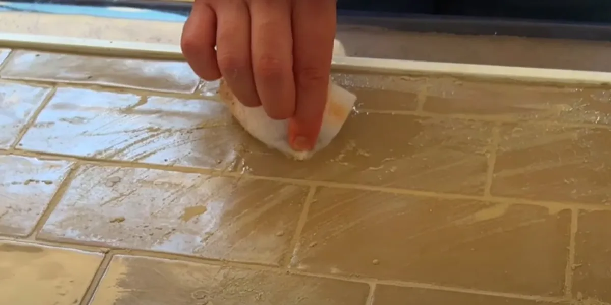 Een makkelijk huismiddeltje om voegen schoon te krijgen zonder te schrobben