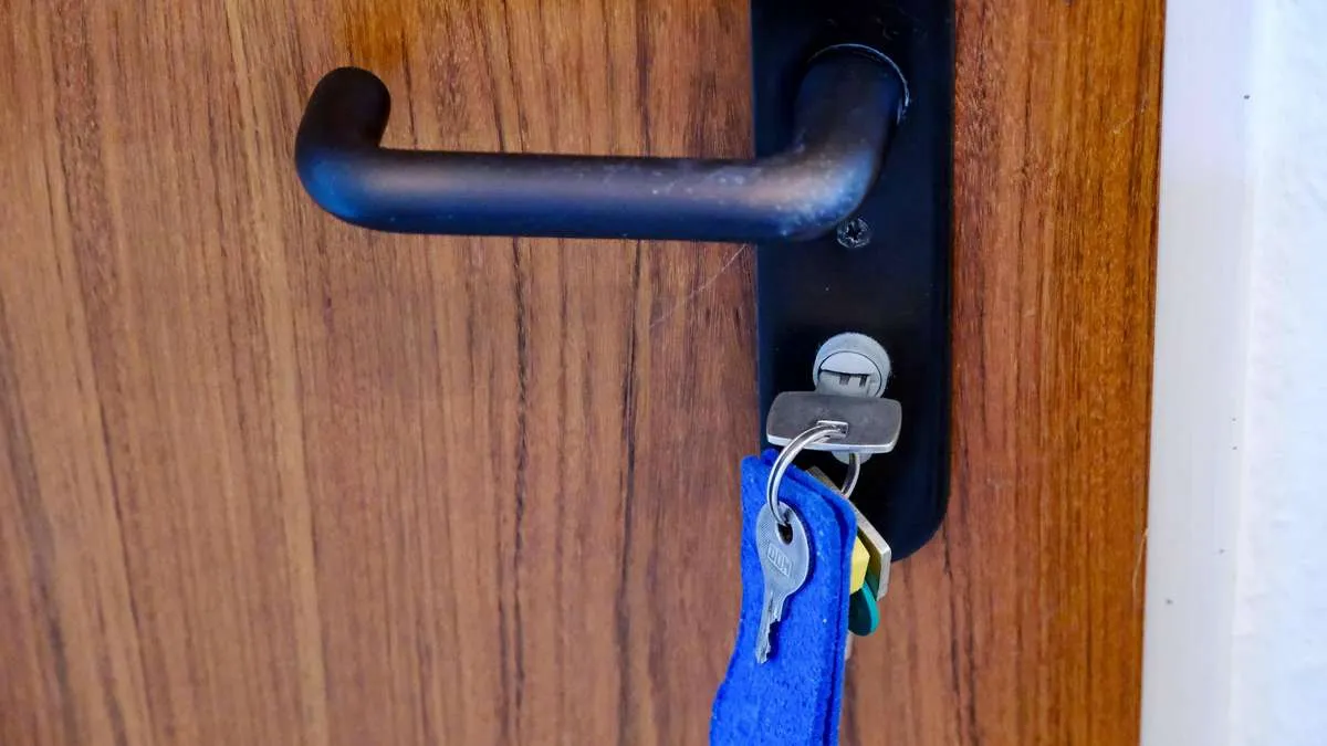 Sleutels 's nachts in de deur laten zitten? Een gevaarlijke gewoonte
